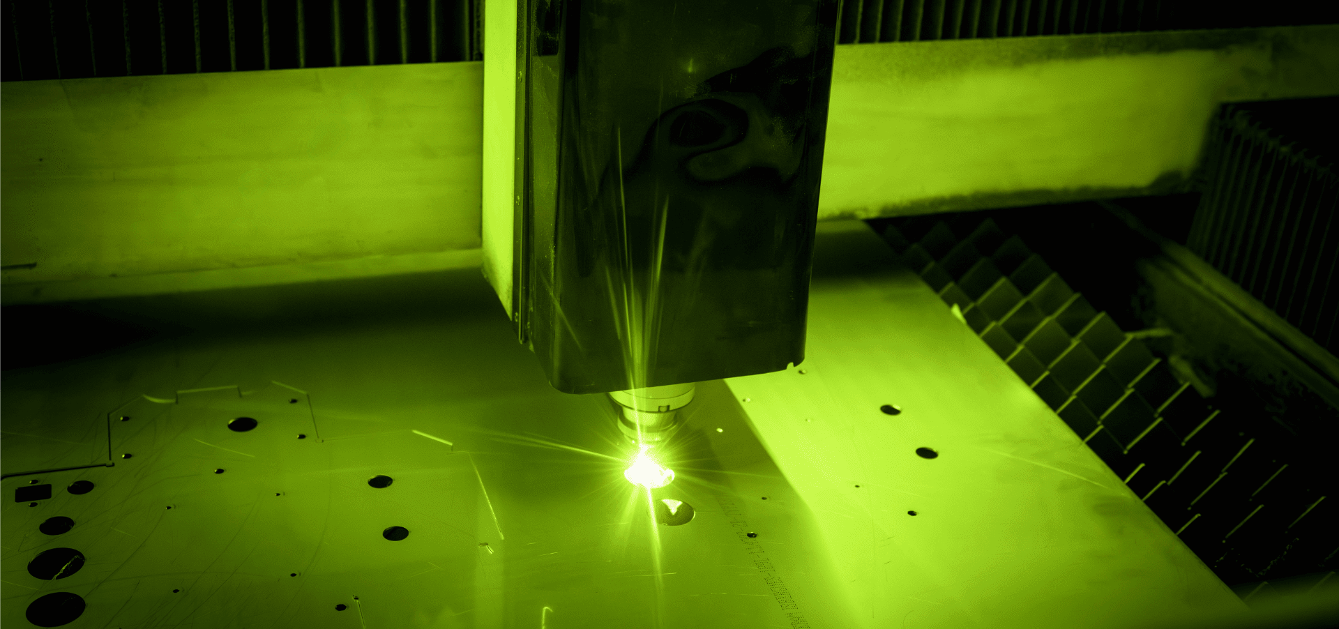 レーザー加工機による穴あけ加工