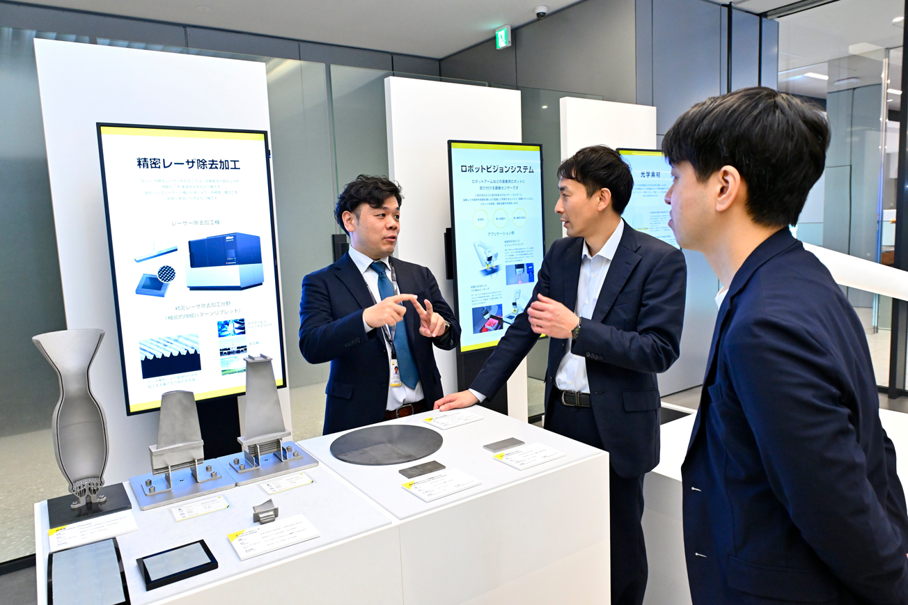 ニコン本社にて